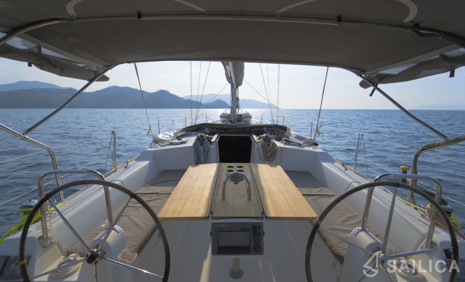 Dufour 405 GL - Yacht Charter Sailica