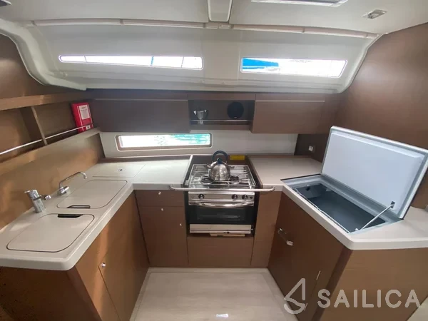 Oceanis 40.1 - Yacht Charter Sailica