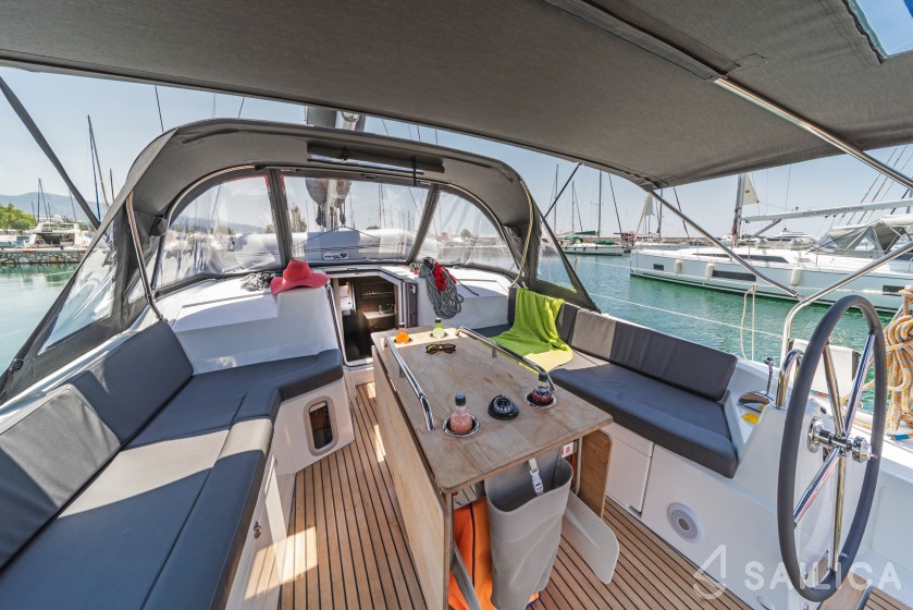 Oceanis 40.1 - Yacht Charter Sailica