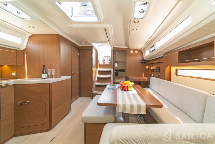 Oceanis 40.1 - Yacht Charter Sailica