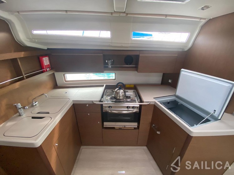 Oceanis 40.1 - Yacht Charter Sailica