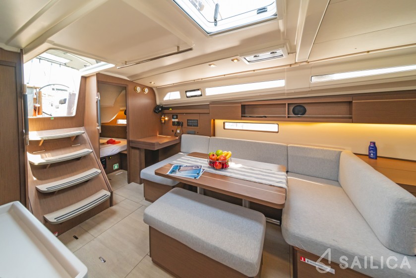 Oceanis 40.1 - Yacht Charter Sailica