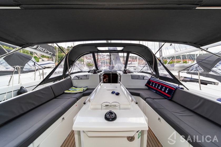 Oceanis 40.1 - Yacht Charter Sailica
