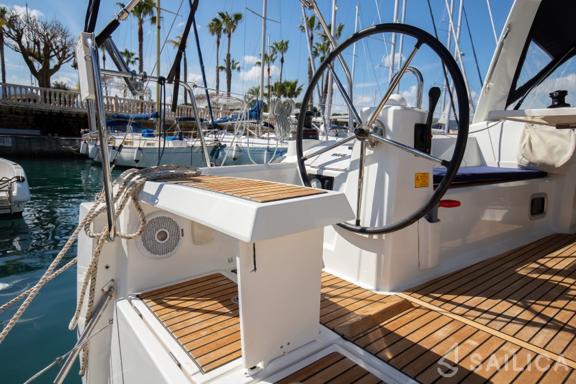 Oceanis 35.1 - Yacht Charter Sailica