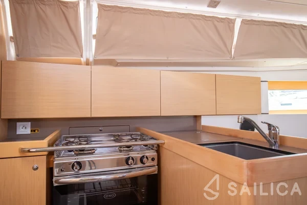 Oceanis 35.1 - Yacht Charter Sailica