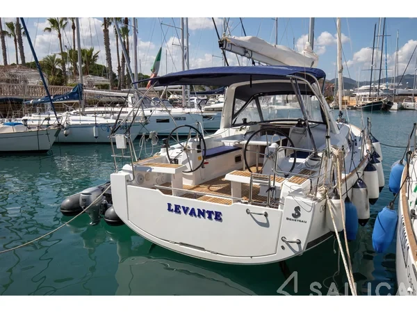 Oceanis 35.1 - Yacht Charter Sailica