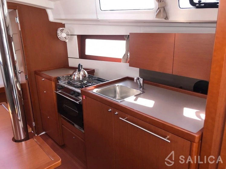 Oceanis 35.1 - Yacht Charter Sailica