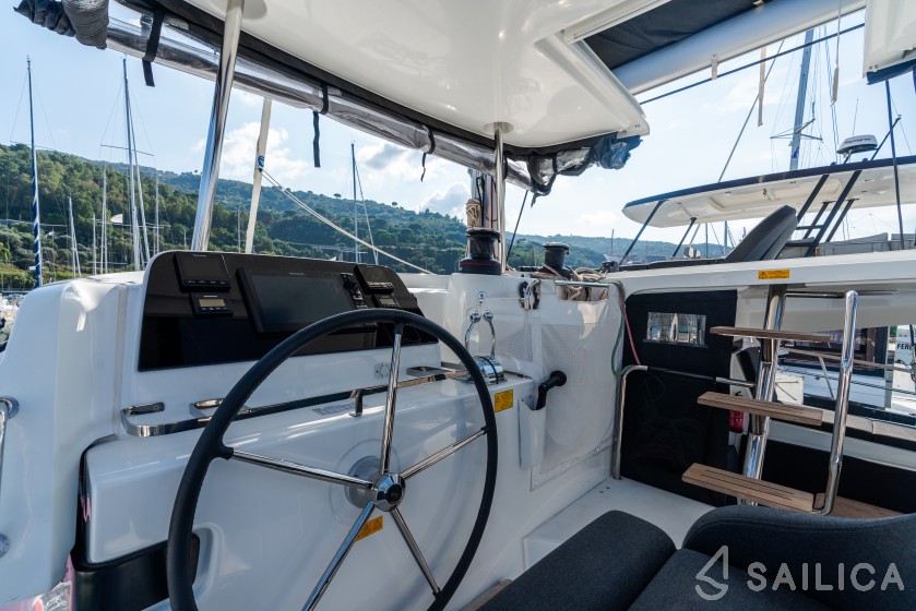 Lagoon 42 - Yacht Charter Sailica