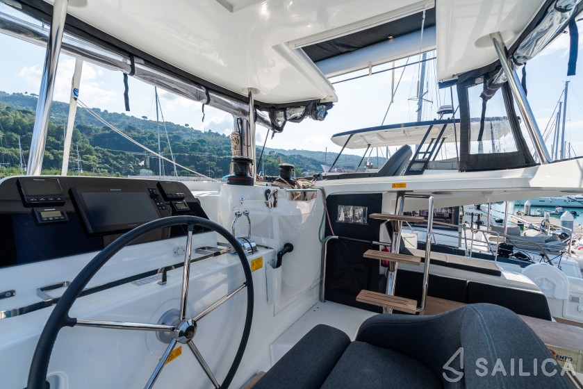 Lagoon 42 - Yacht Charter Sailica