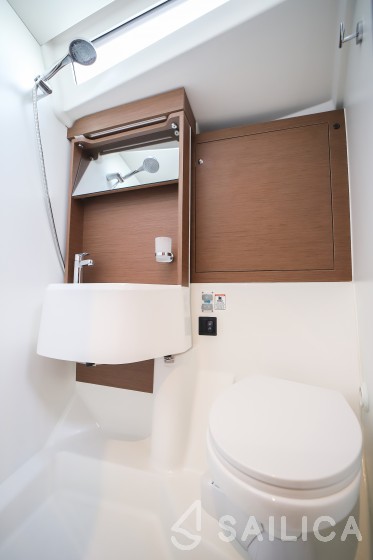 Oceanis 51.1 - Yacht Charter Sailica