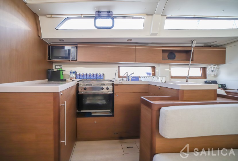 Oceanis 51.1 - Yacht Charter Sailica