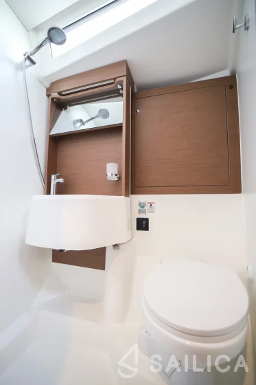 Oceanis 51.1 - Yacht Charter Sailica