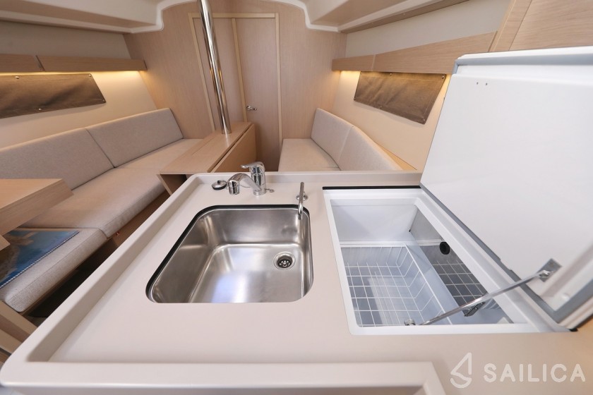 Oceanis 34.1 - Yacht Charter Sailica