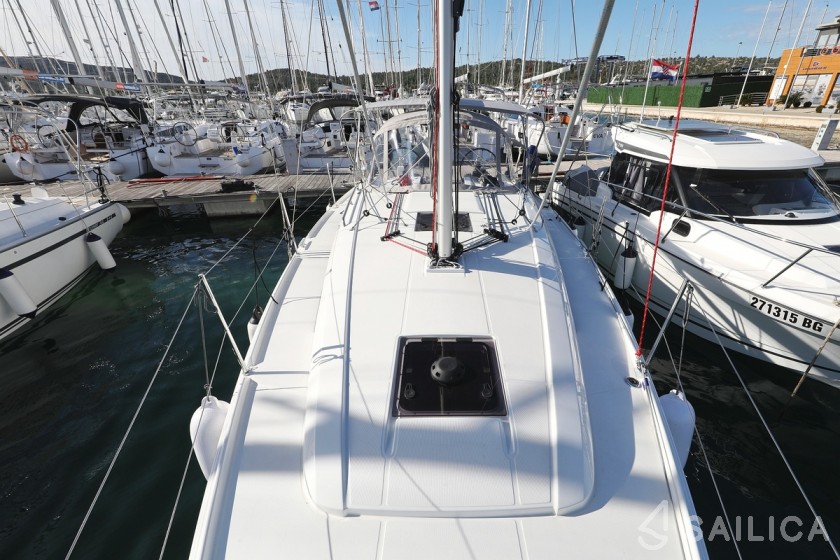 Oceanis 34.1 - Yacht Charter Sailica