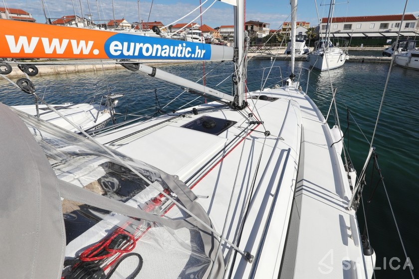 Oceanis 34.1 - Yacht Charter Sailica