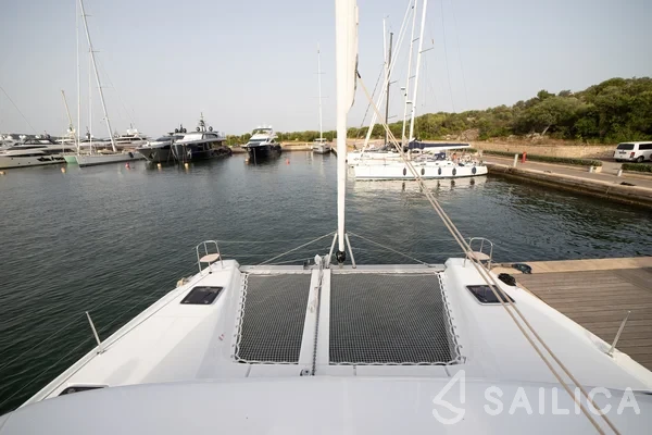 Lagoon 42 - Yacht Charter Sailica