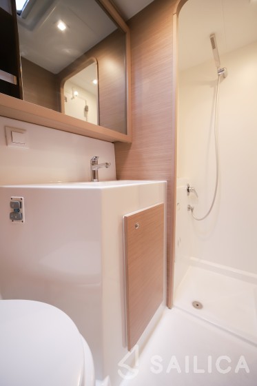 Lagoon 42 - Yacht Charter Sailica