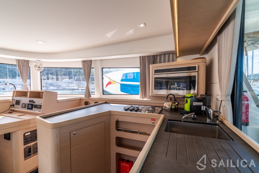 Lagoon 42 - Yacht Charter Sailica