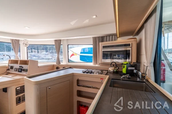 Lagoon 42 - Yacht Charter Sailica