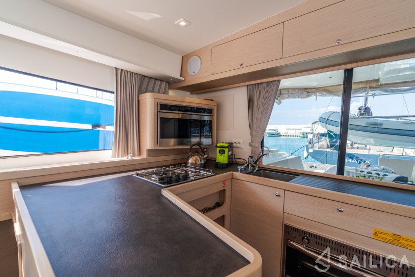 Lagoon 42 - Yacht Charter Sailica