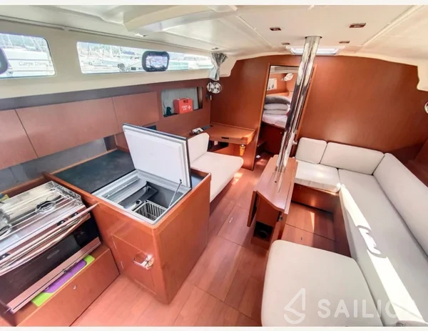 Oceanis 41.1 - Yacht Charter Sailica
