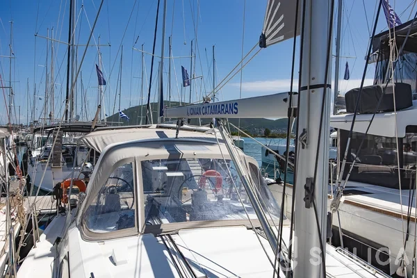 Oceanis 41.1 - Yacht Charter Sailica