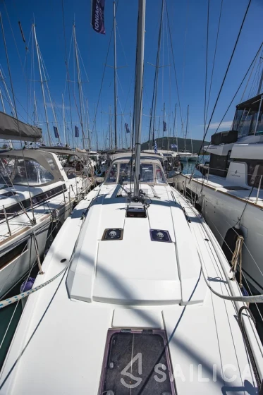 Oceanis 41.1 - Yacht Charter Sailica