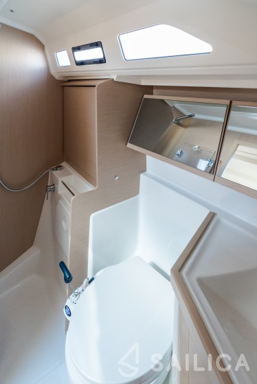 Oceanis 40.1 - Yacht Charter Sailica