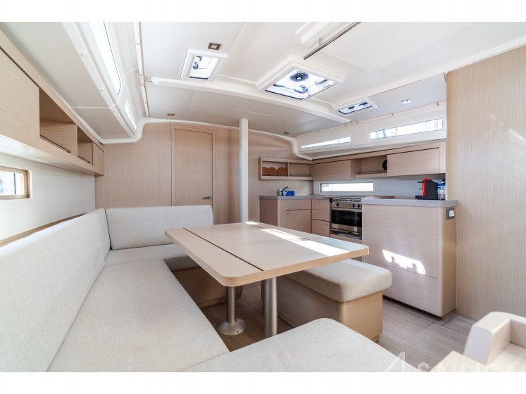 Oceanis 40.1 - Yacht Charter Sailica