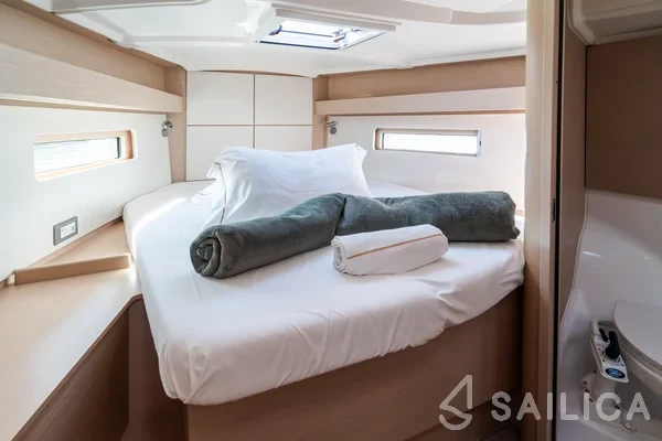 Oceanis 40.1 - Yacht Charter Sailica