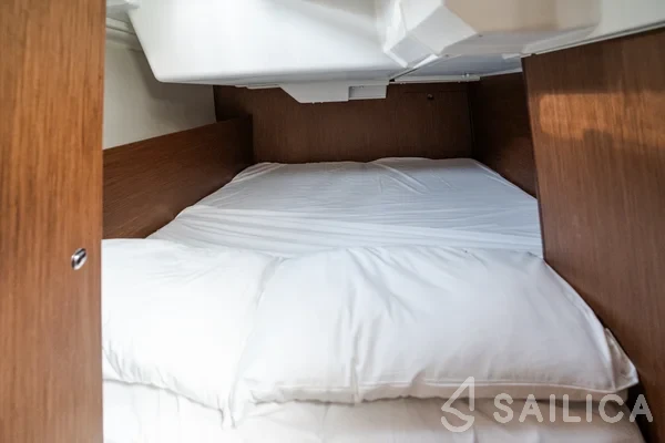 Oceanis 38.1 - Yacht Charter Sailica