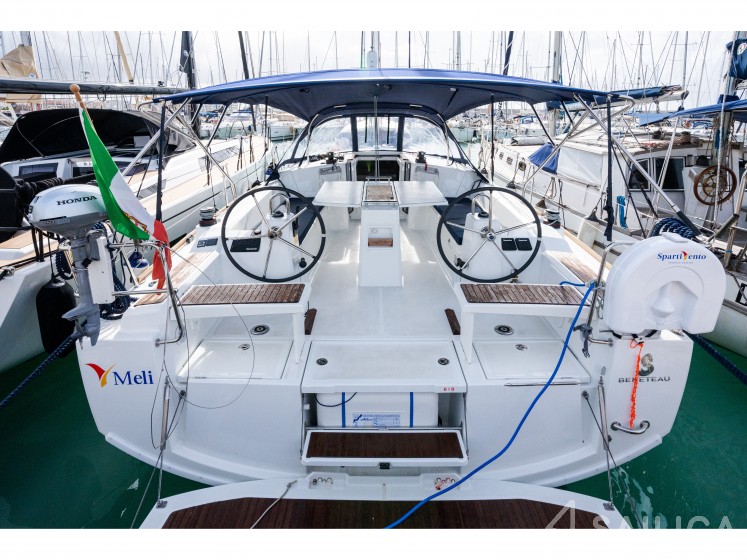 Oceanis 38.1 - Yacht Charter Sailica