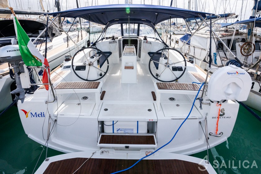 Oceanis 38.1 - Yacht Charter Sailica