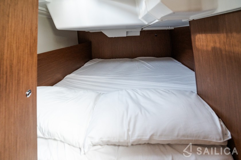 Oceanis 38.1 - Yacht Charter Sailica