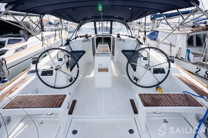 Oceanis 38.1 - Yacht Charter Sailica
