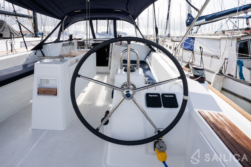 Oceanis 38.1 - Yacht Charter Sailica