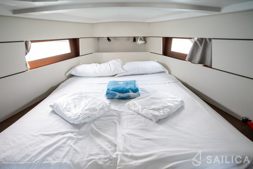 Oceanis 38.1 - Yacht Charter Sailica