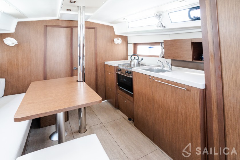 Oceanis 38.1 - Yacht Charter Sailica