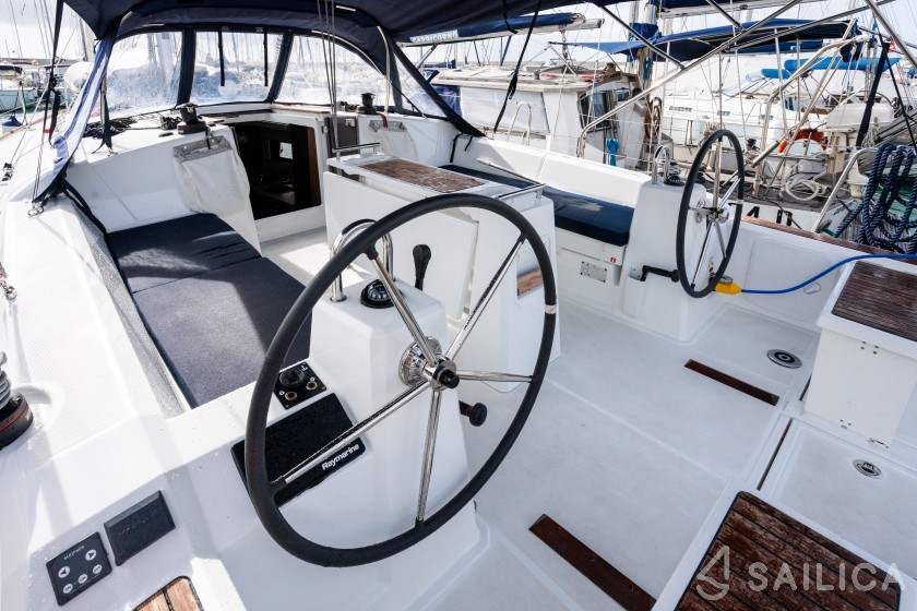 Oceanis 38.1 - Yacht Charter Sailica