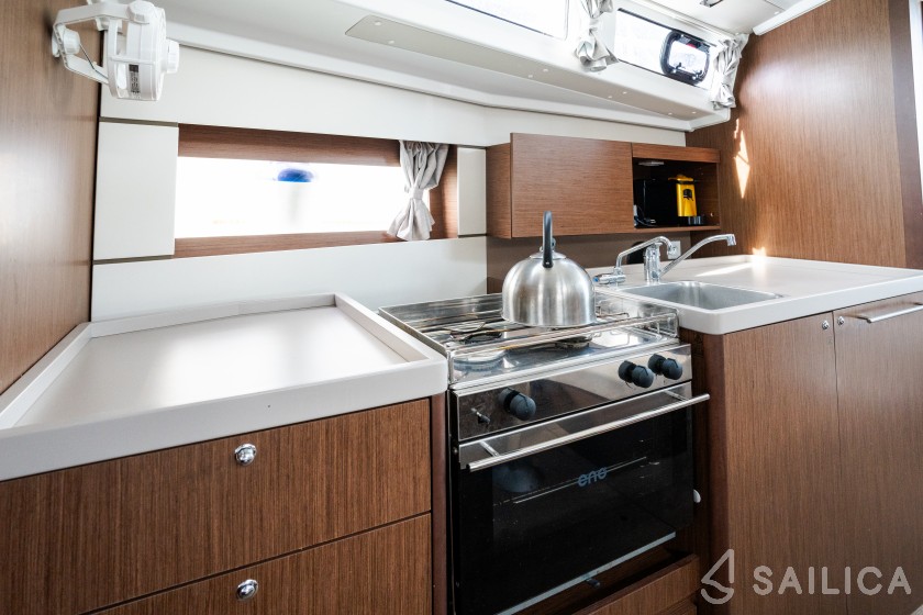 Oceanis 38.1 - Yacht Charter Sailica