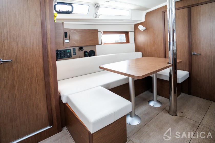 Oceanis 38.1 - Yacht Charter Sailica