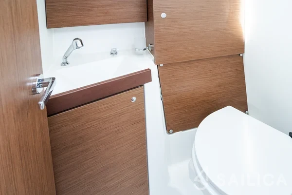 Oceanis 38.1 - Yacht Charter Sailica