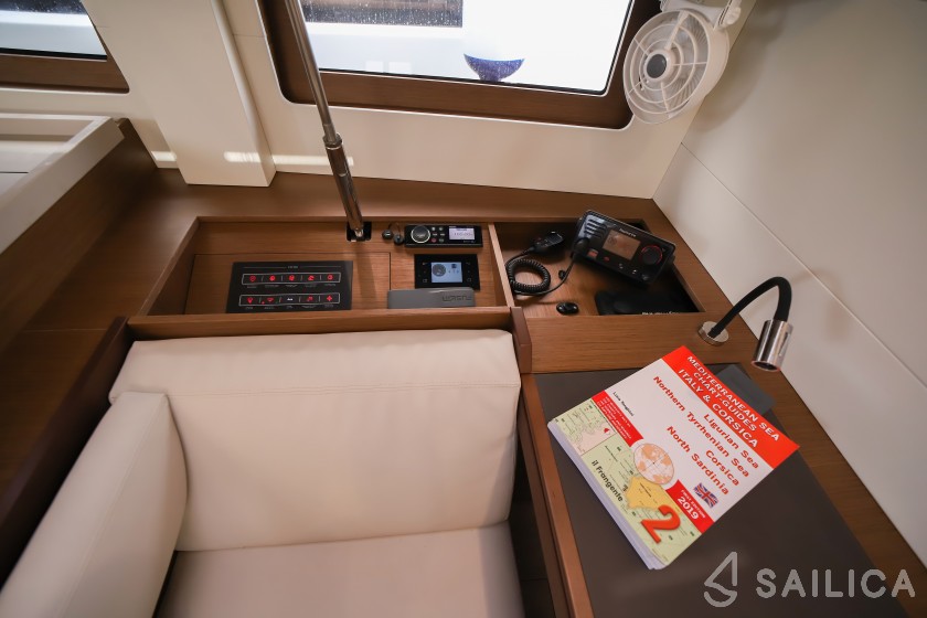 Oceanis 51.1 - Yacht Charter Sailica