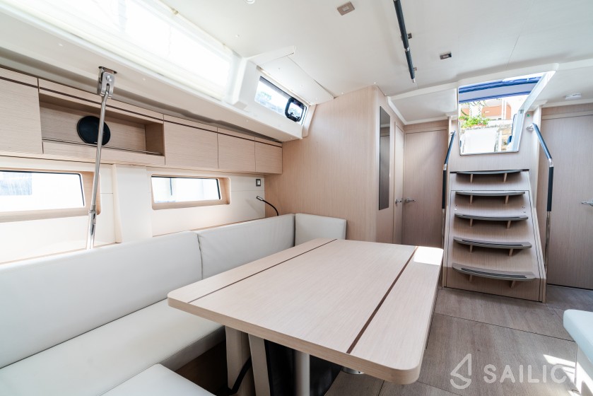 Oceanis 51.1 - Yacht Charter Sailica