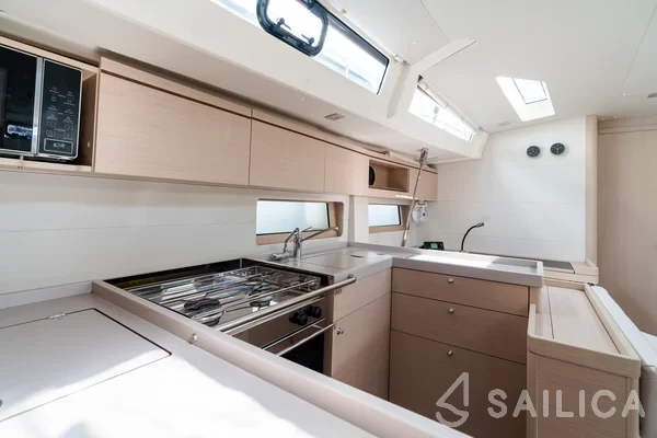 Oceanis 51.1 - Yacht Charter Sailica