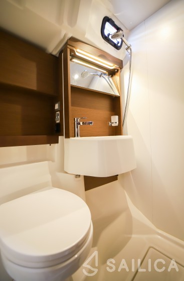 Oceanis 51.1 - Yacht Charter Sailica