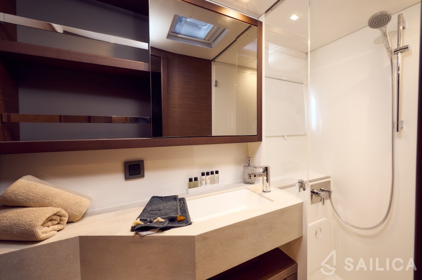Lagoon 42 - Yacht Charter Sailica