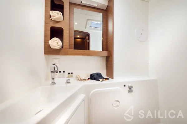 Lagoon 42 - Yacht Charter Sailica