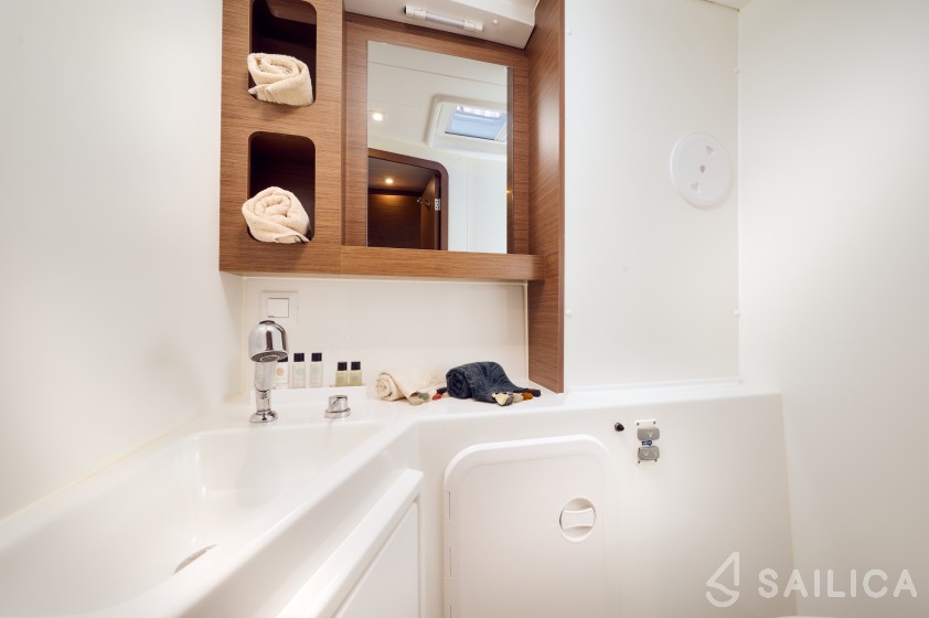 Lagoon 42 - Yacht Charter Sailica