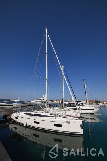 Bavaria C42 - Yacht Charter Sailica